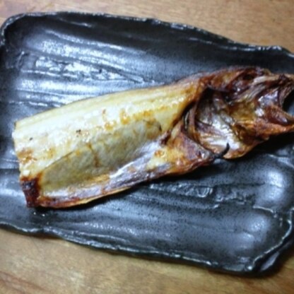 北海道のお土産のホッケ、一枚の1/3を、一人分で焼きました。
とても美味しかったです。
オーブントースターで焼きました。